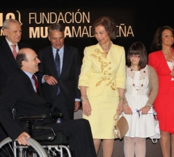 Doña Sofía junto a algunos de los galardonados en el acto conmemorativo del 10º aniversario de la Fundación Mútua Madrileña